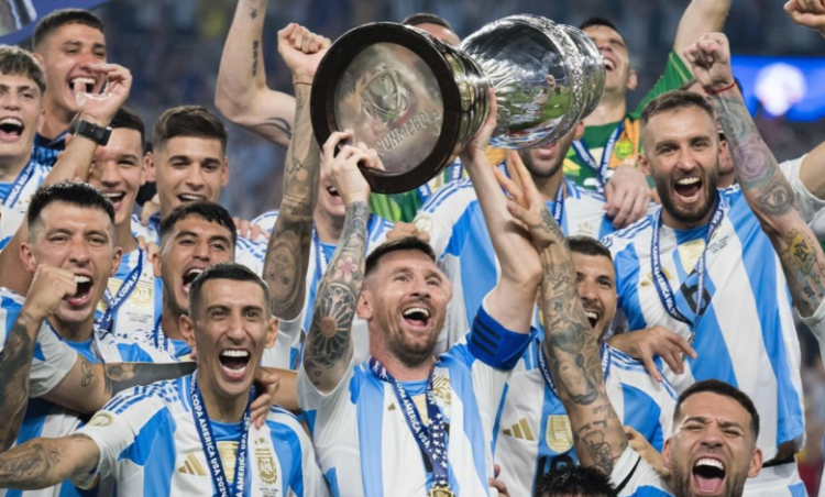 Potret Para Pemain Argentina Merayakan Trofi Juara Copa America 2024 (Indonesia24 Instagram Copaamerica)