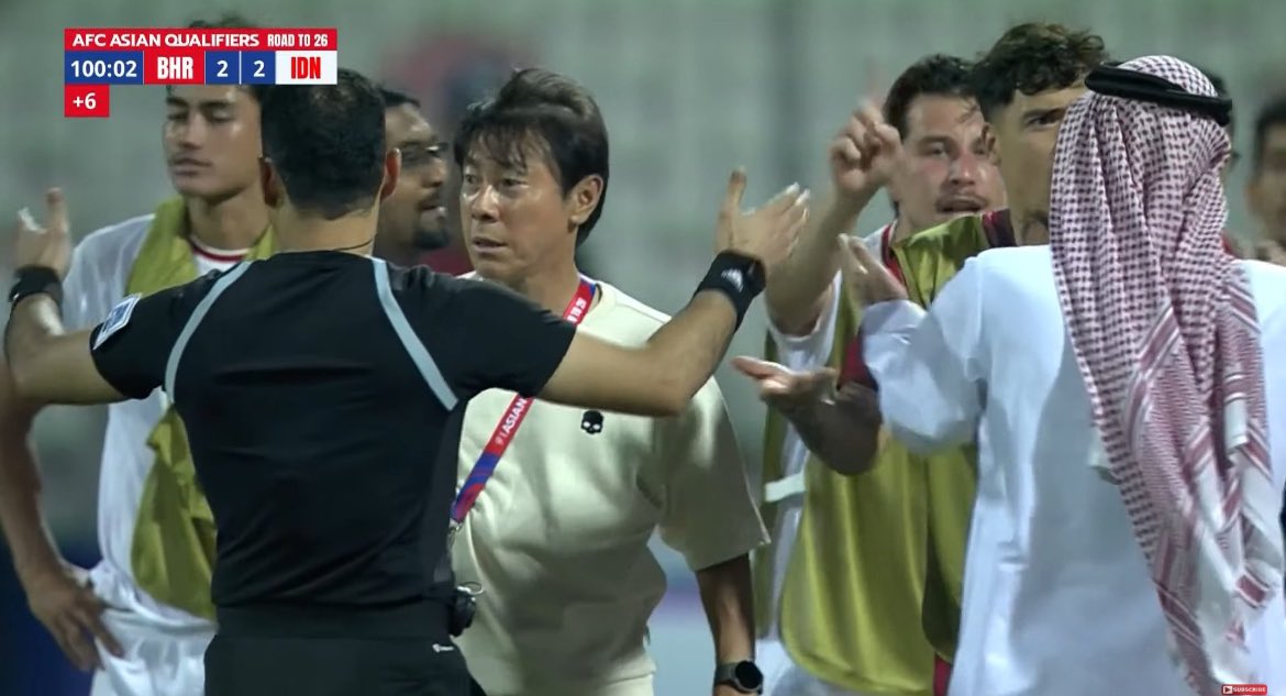 Pelatih Timnas Indonesia Shin Tae-Yong Melakukan Protes Ke Wasit Ahmed Al Kaf. Asosiasi Sepakbola Bahrain